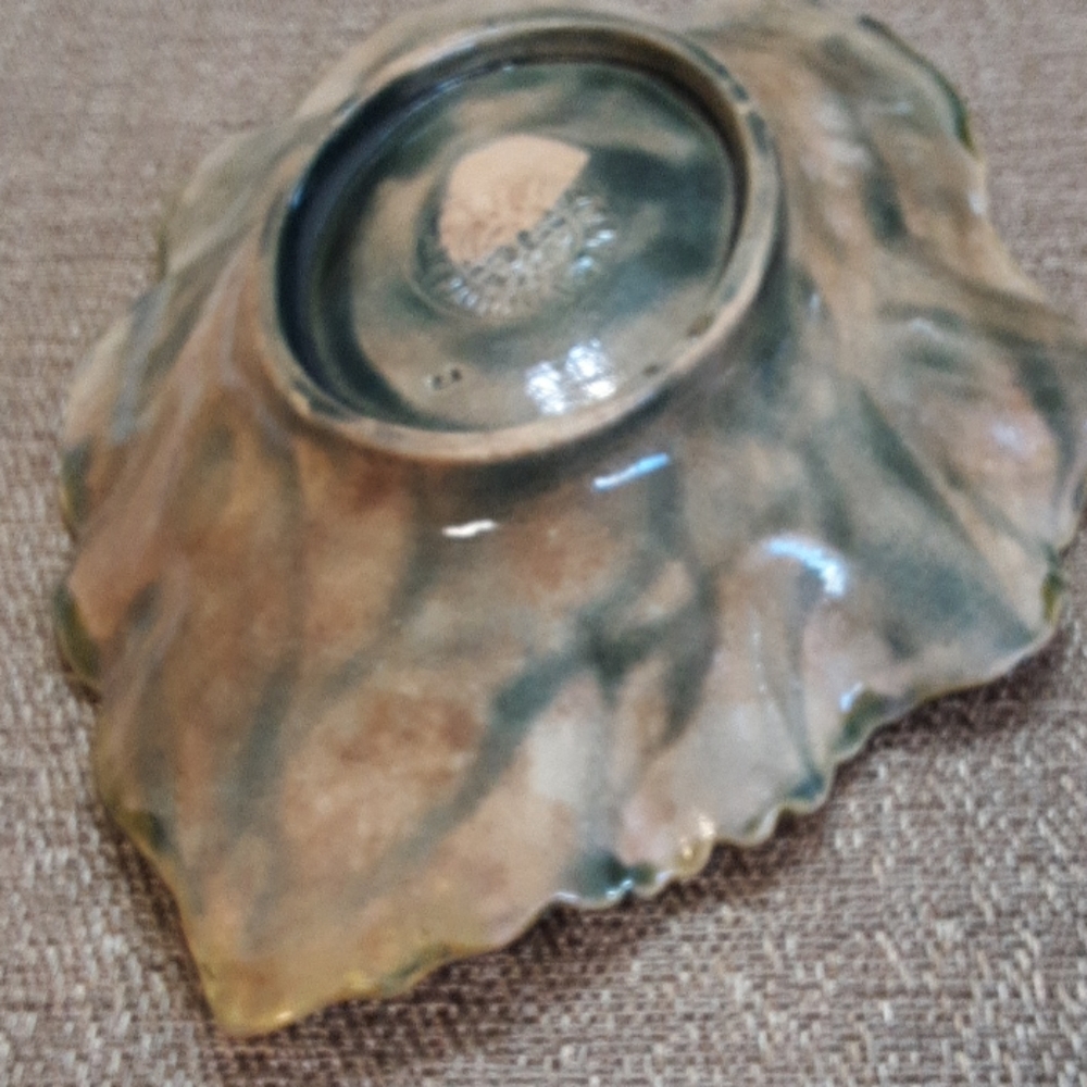 Majolica 9" Leaf Shaped Dish - Picture 3 of 4